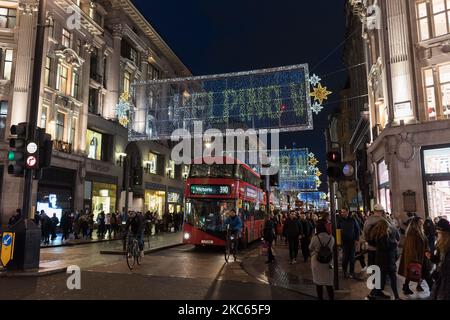 Gli acquirenti camminano lungo Oxford Street come nuove restrizioni del coronavirus, annunciate oggi dal primo ministro britannico Boris Johnson, saranno in vigore a partire dalla mezzanotte di domenica, il 19 dicembre 2020 a Londra, Inghilterra. Londra, il sud-est e l'est dell'Inghilterra entreranno nelle restrizioni di livello 4, simili all'ultimo blocco nazionale, con un soggiorno a casa, la chiusura di tutti i negozi e le imprese non essenziali e la cancellazione del previsto rilassamento delle regole per cinque giorni intorno a Natale. (Foto di Wiktor Szymanowicz/NurPhoto) Foto Stock