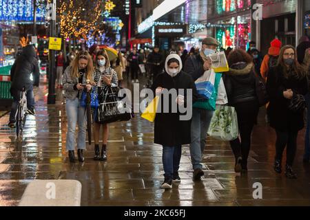 Gli acquirenti camminano lungo Oxford Street come nuove restrizioni del coronavirus, annunciate oggi dal primo ministro britannico Boris Johnson, saranno in vigore a partire dalla mezzanotte di domenica, il 19 dicembre 2020 a Londra, Inghilterra. Londra, il sud-est e l'est dell'Inghilterra entreranno nelle restrizioni di livello 4, simili all'ultimo blocco nazionale, con un soggiorno a casa, la chiusura di tutti i negozi e le imprese non essenziali e la cancellazione del previsto rilassamento delle regole per cinque giorni intorno a Natale. (Foto di Wiktor Szymanowicz/NurPhoto) Foto Stock