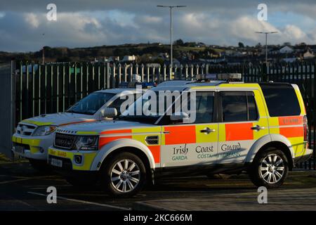 Auto della Guardia Costiera Irlandese parcheggiate nel porto di Howth. Dopo la Brexit, il Regno Unito non farà più parte della Politica comune della pesca (PCP) dell’UE. Diventare uno Stato costiero indipendente sarà pienamente responsabile della gestione della pesca nella zona economica esclusiva del Regno Unito di 200 miglia (compresa la fissazione del totale ammissibile di catture, la distribuzione di contingenti e la determinazione dell’accesso alla pesca). Tuttavia, l'accesso delle navi dell'UE alle acque del Regno Unito e viceversa rientra nei negoziati in corso e in un futuro accordo con l'UE. Secondo Patrick Murphy, direttore generale della Irish South and West Fish Producers Org Foto Stock