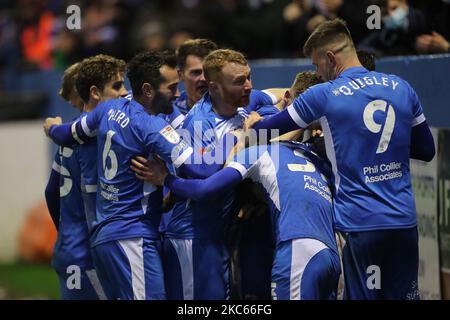 Luke James di Barrow festeggia con i suoi compagni di squadra dopo aver segnato il secondo gol durante la partita della Sky Bet League 2 tra Barrow e Cheltenham Town presso Holker Street, Barrow-in-Furness sabato 19th dicembre 2020. (Foto di Mark Fletcher/MI News/NurPhoto) Foto Stock