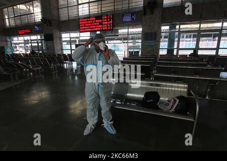 Un operatore sanitario si prepara a condurre un controllo medico per la pandemia COVID-19 in una stazione ferroviaria di Mumbai, India, il 20 dicembre 2020. (Foto di Himanshu Bhatt/NurPhoto) Foto Stock