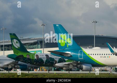 Aerei Aer Lingus visti a terra all'aeroporto di Dublino (immagine del file dicembre 5). A partire dalla mezzanotte tutti i voli e i traghetti passeggeri dalla Gran Bretagna all'Irlanda saranno sospesi per un periodo iniziale di 48 ore, nel tentativo di fermare la diffusione di un nuovo ceppo di coronavirus in Irlanda. Domenica 20 dicembre 2020 a Dublino, Irlanda. (Foto di Artur Widak/NurPhoto) Foto Stock