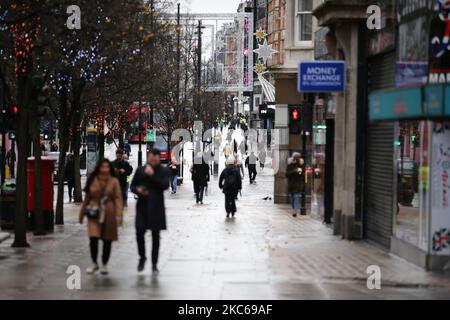 Il 21 dicembre 2020 la gente passa davanti ai negozi temporaneamente chiusi di Oxford Street a Londra, Inghilterra. Londra ha trascorso il suo secondo giorno di ciò che potrebbe essere mesi sotto le nuove restrizioni 'Tier 4' coronavirus oggi. Ai sensi delle norme di livello 4, i negozi non essenziali e molte altre aziende, tra cui palestre e parrucchieri, devono chiudere, con persone istruite a rimanere a casa diverse da quelle per circostanze esentate, tra cui viaggi per lavoro o istruzione. Anche la miscelazione interna tra quelle in diverse famiglie è vietata sotto il nuovo livello, sconvolgente i piani natalizi per un enorme swathe della popolazione. Preoccupazione Foto Stock