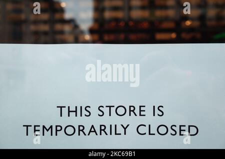Un cartello informa i clienti della chiusura temporanea di un negozio su Regent Street a Londra, Inghilterra, il 21 dicembre 2020. Londra ha trascorso il suo secondo giorno di ciò che potrebbe essere mesi sotto le nuove restrizioni 'Tier 4' coronavirus oggi. Ai sensi delle norme di livello 4, i negozi non essenziali e molte altre aziende, tra cui palestre e parrucchieri, devono chiudere, con persone istruite a rimanere a casa diverse da quelle per circostanze esentate, tra cui viaggi per lavoro o istruzione. Anche la miscelazione interna tra quelle in diverse famiglie è vietata sotto il nuovo livello, sconvolendo i piani natalizi per un enorme swathe del po Foto Stock