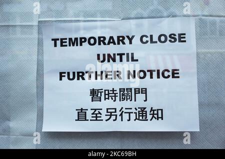 Un cartello informa i clienti della temporanea chiusura di un ristorante cinese nella parte Chinatown di Wardour Street a Londra, Inghilterra, il 21 dicembre 2020. Londra ha trascorso il suo secondo giorno di ciò che potrebbe essere mesi sotto le nuove restrizioni 'Tier 4' coronavirus oggi. Ai sensi delle norme di livello 4, i negozi non essenziali e molte altre aziende, tra cui palestre e parrucchieri, devono chiudere, con persone istruite a rimanere a casa diverse da quelle per circostanze esentate, tra cui viaggi per lavoro o istruzione. Anche il mescolamento indoor tra quelli in diverse famiglie è vietato sotto il nuovo livello, sconvolendo il CHRI Foto Stock
