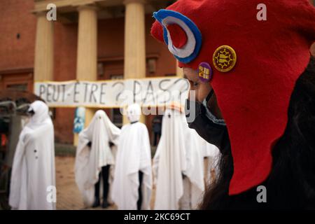 Una donna travestita da Marianne con un cappellino frigio si trova vicino al teatro Sorano e un banner che legge 'forse? Forse no'. Operatori culturali (attori, artisti dal vivo, pittori, musicisti, tecnici, Ecc.) ha organizzato una performance di fronte al teatro Sorano di tolosa per protestare contro la chiusura di tutti i teatri, cinema, sale da concerto, ecc. da parte del governo francese a causa della pandemia del Covid-19. Protestano perché si chiedono perché i centri commerciali, i negozi, ecc. sono aperti e non loro. Gli operatori culturali sono considerati non essenziali dal governo francese anche se la Francia è chiamata «cultura c Foto Stock