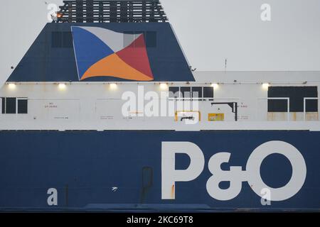 La sig.ra Norbay, nave da carico ro-ro gestita dalla compagnia di traghetti britannica P&o, attraccata al porto di Dublino. Con il crescente numero di casi COVID e la nuova variante COVID pericolosamente contagiosa che imperversa nel Regno Unito, i traghetti che attraversano il Mare d'Irlanda saranno limitati al trasporto merci in base al divieto di viaggio temporaneo. Lunedì 21 dicembre 2020 a Dublino, Irlanda. (Foto di Artur Widak/NurPhoto) Foto Stock