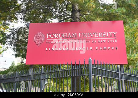 NEW YORK - .23 OTT 2022: Cartello alla Fordham University, Lincoln Center Campus, a Midtown Manhattan. Foto Stock