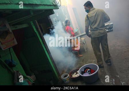 Un operaio municipale fumigates un'area residenziale per impedire la diffusione delle malattie trasmesse dalle zanzare a Mumbai, India il 22 dicembre 2020. (Foto di Himanshu Bhatt/NurPhoto) Foto Stock