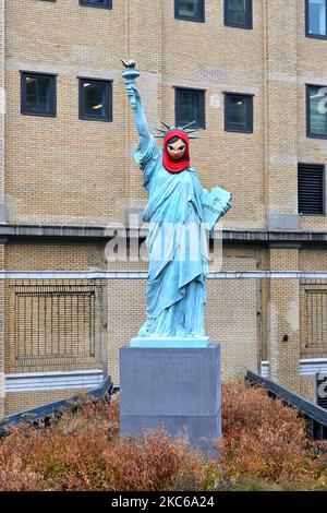 NEW YORK - 24 OTT 2022: Sapete chi sono è una replica della Statua della libertà indossando maschere con volti stilizzati di individui di cui le esperienze Foto Stock