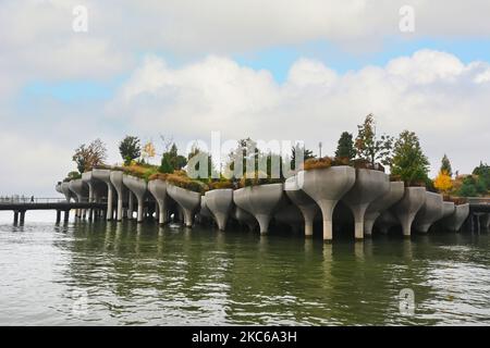 NEW YORK - 24 OTT 2022: Little Island al Molo 55 è un parco di isole artificiali nel fiume Hudson ad ovest di Manhattan a New York City, adiacente Hudson Foto Stock