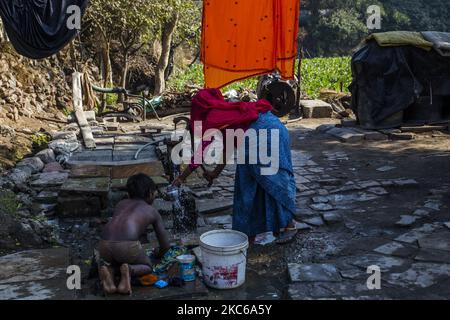 Un coltivatore indiano lava gli utensili su una pompa di mano il 22 dicembre 2020 a Delhi, India. Migliaia di agricoltori di stati come il Punjab e Haryana hanno bloccato alcune delle autostrade che portano ai confini di Delhi per più di due settimane contro le nuove leggi agricole che temono spingeranno il governo a smettere di fare acquisti diretti di colture a prezzi minimi stabiliti dallo Stato, prezzo minimo di assistenza chiamato. (Foto di Y.N. Kabli /Nur Photos) (Foto di Kabli Yawar/NurPhoto) Foto Stock