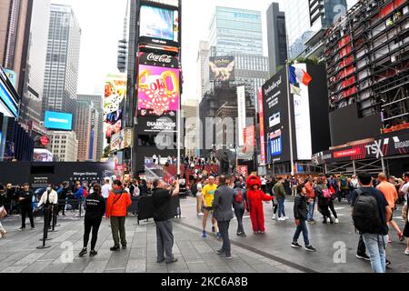 NEW YORK - 25 OTT 2022: I turisti affollano la piazza di Time Square a Midtown Manhattan. Foto Stock