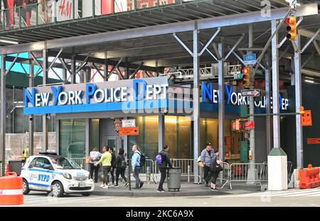 NEW YORK - 25 ottobre 2022: Sottostazione del Dipartimento di polizia di New York (NYPD) a Times Square. Foto Stock