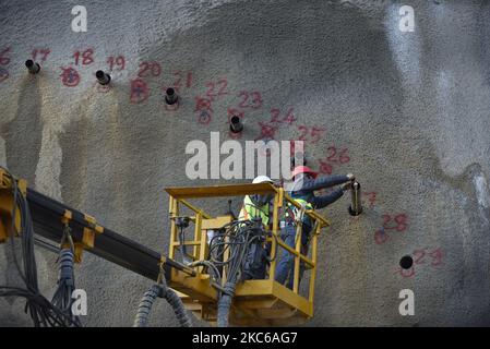 I lavoratori nepalesi si accingono nel sito di scavo del primo progetto di tunnel stradale del Nepal Sisnekhola-Dahchok (Nagadhunga) a Nagdhunga, Kathmandu, Nepal martedì 22 dicembre 2020. (Foto di Narayan Maharjan/NurPhoto) Foto Stock