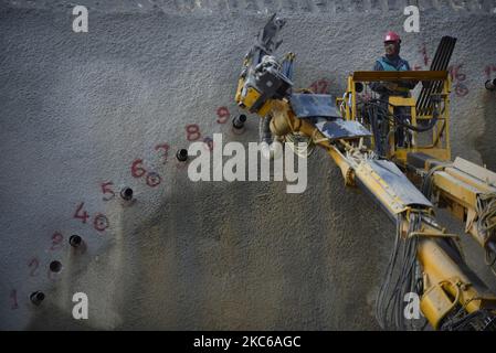 I lavoratori nepalesi si accingono nel sito di scavo del primo progetto di tunnel stradale del Nepal Sisnekhola-Dahchok (Nagadhunga) a Nagdhunga, Kathmandu, Nepal martedì 22 dicembre 2020. (Foto di Narayan Maharjan/NurPhoto) Foto Stock