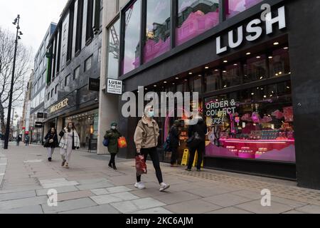 I pedoni passano accanto ai negozi chiusi di Oxford Street, mentre le restrizioni del coronavirus di livello 4 sono in vigore per limitare la diffusione del nuovo ceppo di coronavirus, mentre le infezioni continuano ad aumentare, il 22 dicembre 2020 a Londra, Inghilterra. Londra, il sud-est e l'est dell'Inghilterra hanno introdotto le restrizioni di livello 4 la domenica, in modo simile all'ultimo blocco nazionale, con l'ordine di rimanere a casa, il divieto di mescolare le famiglie, la chiusura di tutti i negozi e le imprese non essenziali e la cancellazione del previsto rilassamento delle regole per cinque giorni intorno a Natale. (Foto di Wiktor Szymanowicz/NurPhoto) Foto Stock