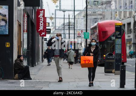 I pedoni passano accanto ai negozi chiusi di Oxford Street, mentre le restrizioni del coronavirus di livello 4 sono in vigore per limitare la diffusione del nuovo ceppo di coronavirus, mentre le infezioni continuano ad aumentare, il 22 dicembre 2020 a Londra, Inghilterra. Londra, il sud-est e l'est dell'Inghilterra hanno introdotto le restrizioni di livello 4 la domenica, in modo simile all'ultimo blocco nazionale, con l'ordine di rimanere a casa, il divieto di mescolare le famiglie, la chiusura di tutti i negozi e le imprese non essenziali e la cancellazione del previsto rilassamento delle regole per cinque giorni intorno a Natale. (Foto di Wiktor Szymanowicz/NurPhoto) Foto Stock