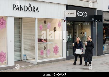 I pedoni passano accanto ai negozi chiusi di Oxford Street, mentre le restrizioni del coronavirus di livello 4 sono in vigore per limitare la diffusione del nuovo ceppo di coronavirus, mentre le infezioni continuano ad aumentare, il 22 dicembre 2020 a Londra, Inghilterra. Londra, il sud-est e l'est dell'Inghilterra hanno introdotto le restrizioni di livello 4 la domenica, in modo simile all'ultimo blocco nazionale, con l'ordine di rimanere a casa, il divieto di mescolare le famiglie, la chiusura di tutti i negozi e le imprese non essenziali e la cancellazione del previsto rilassamento delle regole per cinque giorni intorno a Natale. (Foto di Wiktor Szymanowicz/NurPhoto) Foto Stock