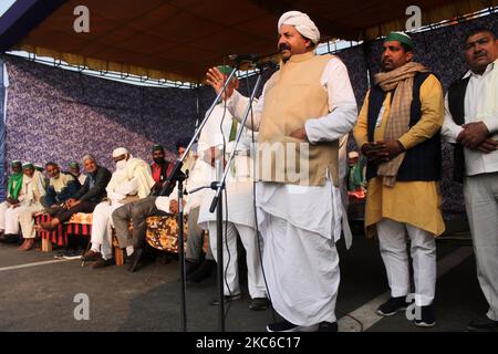 Naresh Tikait, presidente nazionale dell'Unione Bharatiya Kisan (BKU), si rivolge agli agricoltori durante una protesta contro i nuovi conti agricoli al confine Delhi-Utttar Pradesh alla periferia di Delhi, India, il 23 dicembre 2020. Decine di migliaia di agricoltori protestano per 28 giorni presso i punti di ingresso principali della capitale nazionale. (Foto di Mayank Makhija/NurPhoto) Foto Stock