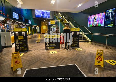 Segnali e messaggi in relazione alle regole e restrizioni del coronavirus visti all'ingresso dell'Omniplex Cinema a Rathmines, Dublino. Lunedì 23 novembre 2020 a Dublino, Irlanda. (Foto di Artur Widak/NurPhoto) Foto Stock