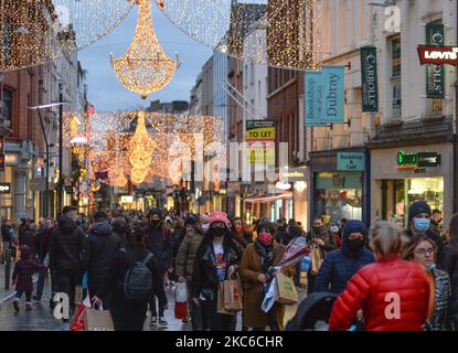 Un'affollata Grafton Street nel centro di Dublino vista alla vigilia di Natale. Mercoledì 23 dicembre 2020 a Dublino, Irlanda. (Foto di Artur Widak/NurPhoto) Foto Stock