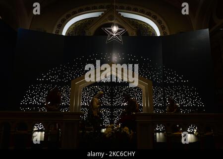 Presepe all'interno della chiesa di Santa Teresa Carmelitani Scalzi, nel centro di Dublino. Mercoledì 23 dicembre 2020 a Dublino, Irlanda. (Foto di Artur Widak/NurPhoto) Foto Stock