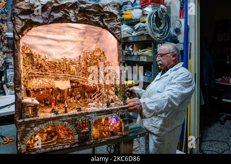 Presepe in costruzione di Giuseppe Magarelli, uno dei più antichi artigiani della Molfetta, nella sua bottega a Molfetta il 24 dicembre 2020. Uno dei più storici artigiani presepi di Molfetta, Giuseppe Magarelli, 68 anni, idraulico, che da 50 anni produce presepi fatti a mano come hobby, membro dell'Associazione Italiana amici della Natività. La sua più grande presepe è lunga 2,20 metri, alta 2,70 metri e profonda 1,70 metri. Ha iniziato a fare presepi con suo padre 50 anni fa e ogni anno, aggiunge o modifica alcune parti, anche facendo tutti i movimenti meccanici ai personaggi. Foto Stock