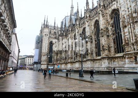 Atmosfera natalizia durante la vigilia di Natale a Milano il 24 dicembre 2020. Il governo italiano ha decretato una zona rossa totale per le vacanze di Natale per ridurre l'infezione da Coronavirus. I bar, i ristoranti e le attività non necessarie rimarranno chiusi fino al 6 gennaio 2021. (Foto di Mairo Cinquetti/NurPhoto) Foto Stock