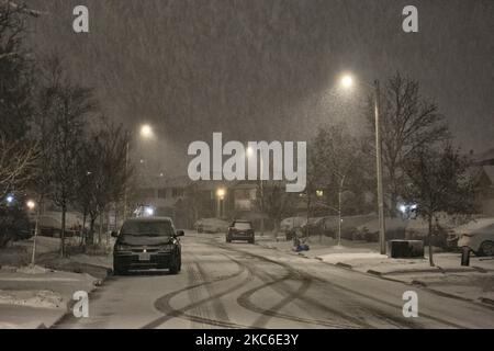 La Greater Toronto Area fu coperta con 15-20 centimetri di neve durante una tempesta di neve a Toronto, Ontario, Canada, il 24 dicembre 2020. I residenti si sveglieranno con un Natale bianco. (Foto di Creative Touch Imaging Ltd./NurPhoto) Foto Stock