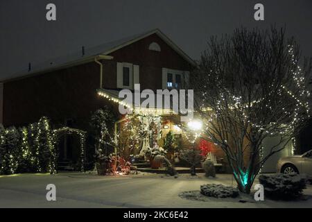 La Greater Toronto Area fu coperta con 15-20 centimetri di neve durante una tempesta di neve a Toronto, Ontario, Canada, il 24 dicembre 2020. I residenti si sveglieranno con un Natale bianco. (Foto di Creative Touch Imaging Ltd./NurPhoto) Foto Stock