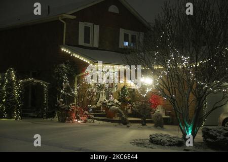 La Greater Toronto Area fu coperta con 15-20 centimetri di neve durante una tempesta di neve a Toronto, Ontario, Canada, il 24 dicembre 2020. I residenti si sveglieranno con un Natale bianco. (Foto di Creative Touch Imaging Ltd./NurPhoto) Foto Stock