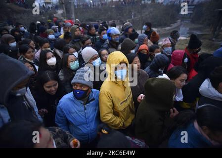 I devoti nepalesi insieme alla maschera facciale che offre la preghiera rituale durante il festival Saat Gaule Jatra la mattina presto a Tinthana, Kathmandu, Nepal Giovedi, 24 dicembre 2020. Saat Gaule Jatra si celebra ogni anno in occasione dell'arrivo dell'inverno. (Foto di Narayan Maharjan/NurPhoto) Foto Stock