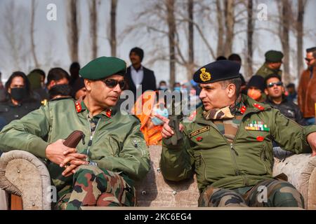 GOC 19 Divisione di Fanteria Baramulla Virendra Vats (sinistra) è visto durante Jashn-e-baramulla a baramulla, Jammu e Kashmir, India il 25 dicembre 2020. Indian Armys due giorni di festival giovanile 'Jashn-e-Baramulla' iniziato presso il famoso Showkat Ali Stadium of Government Degree College, Baramulla nel Kashmir Nord. Il festival ha evidenziato la ricca cultura e tradizione del Kashmir, mostrando il potenziale dei giovani del Kashmir. Inoltre, una grande folla inaspettata si è riunita per vedere il festival. (Foto di Nasir Kachroo/NurPhoto) Foto Stock