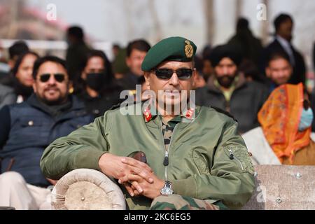 GOC 19 Divisione di Fanteria Baramulla Virendra vats è visto durante Jashn-e-baramulla a baramulla, Jammu e Kashmir, India il 25 dicembre 2020. Indian Armys due giorni di festival giovanile 'Jashn-e-Baramulla' iniziato presso il famoso Showkat Ali Stadium of Government Degree College, Baramulla nel Kashmir Nord. Il festival ha evidenziato la ricca cultura e tradizione del Kashmir, mostrando il potenziale dei giovani del Kashmir. Inoltre, una grande folla inaspettata si è riunita per vedere il festival. (Foto di Nasir Kachroo/NurPhoto) Foto Stock