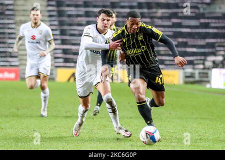 Bristol Rovers Ali Koiki è sfidato da Milton Keynes Dons Regan Poole durante la prima metà della Sky Bet League una partita tra MK Dons e Bristol Rovers allo Stadio MK, Milton Keynes sabato 26th dicembre 2020. (Foto di John Cripps/MI News/NurPhoto) Foto Stock