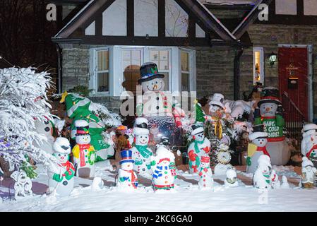 Un sacco di pupazzi di neve in piedi davanti alla casa come decorazione di Natale a Toronto, Canada, il 25 dicembre 2020 (Photo by Anatoliy Cherkasov/NurPhoto) Foto Stock