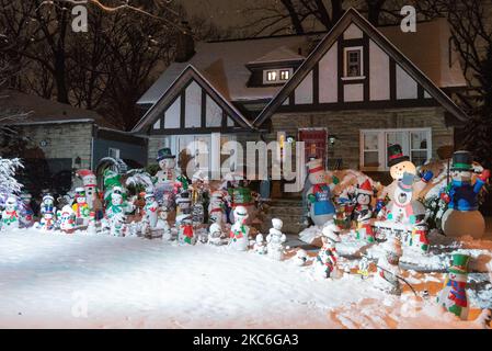 Un sacco di pupazzi di neve in piedi davanti alla casa come decorazione di Natale a Toronto, Canada, il 25 dicembre 2020 (Photo by Anatoliy Cherkasov/NurPhoto) Foto Stock