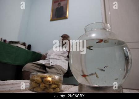 Harry dalle (73), un sopravvissuto di Covid-19, fa le sue attività a casa durante il secondo giorno di Natale a Bekasi, provincia di Giava Occidentale, il 26 dicembre 2020. Come sopravvissuto, Harry dalle sentì davvero come il Covid-19 che lo attaccò lo rese incapace di prendersi cura del fratello minore, Marthen dalle, che stava combattendo il cancro spinale. Il periodo di isolamento di 15 giorni in ospedale ha lasciato il fratello minore, Marthen, che è l'unica famiglia con cui vive, trascurato fino a quando la sua condizione non ha continuato a deteriorarsi. E quando Harry fu provato negativo per Covid-19, e tornò a casa, trovò le condizioni del fratello minore Foto Stock