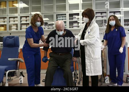 La seconda persona vaccinata in Grecia, Michalis Giovanidis 88, residente in una casa di cura, presso l'ospedale Evaggelismos, ad Atene il 27 dicembre 2020. (Foto di Panayotis Tzamaros/NurPhoto) Foto Stock