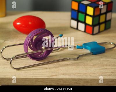 Raggruppamento di giocattoli nostalgici con ruota giroscopica Foto Stock