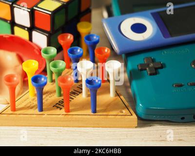 Raggruppamento di colorati giocattoli nostalgici Foto Stock