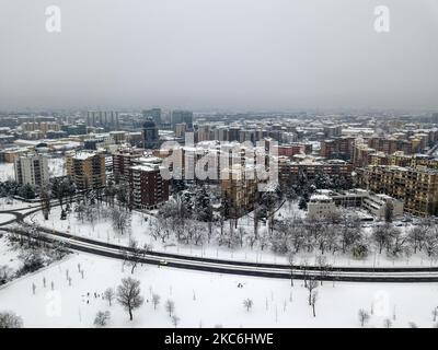 Milano vista dal drone, completamente coperta di neve. Tetti, strade e parchi completamente imbiancati. Milano, 27 dicembre 2020 (Foto di Fabrizio di Nucci/NurPhoto) Foto Stock