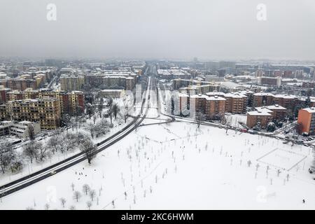 Milano vista dal drone, completamente coperta di neve. Tetti, strade e parchi completamente imbiancati. Milano, 27 dicembre 2020 (Foto di Fabrizio di Nucci/NurPhoto) Foto Stock