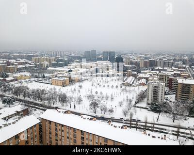 Milano vista dal drone, completamente coperta di neve. Tetti, strade e parchi completamente imbiancati. Milano, 27 dicembre 2020 (Foto di Fabrizio di Nucci/NurPhoto) Foto Stock