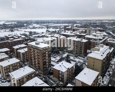 Milano vista dal drone, completamente coperta di neve. Tetti, strade e parchi completamente imbiancati. Milano, 27 dicembre 2020 (Foto di Fabrizio di Nucci/NurPhoto) Foto Stock