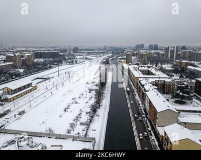 Milano vista dal drone, completamente coperta di neve. Tetti, strade e parchi completamente imbiancati. Milano, 27 dicembre 2020 (Foto di Fabrizio di Nucci/NurPhoto) Foto Stock