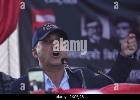 Portavoce del Congresso Nepalese Bishwa Prakash Sharma che ha pronunciato un discorso di protesta contro lo scioglimento della Casa a Kathmandu, Nepal, lunedì 28 dicembre 2020. (Foto di Narayan Maharjan/NurPhoto) Foto Stock