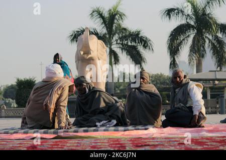 Gli agricoltori prendono parte a una protesta contro Rashtriya Prerna Sthal a Noida contro le fatture di fattoria appena passate vicino al confine Delhi-Utttar Pradesh alla periferia di Nuova Delhi, India, il 28 dicembre 2020. Decine di migliaia di agricoltori protestano per i punti di ingresso principali della capitale nazionale da più di un mese. (Foto di Mayank Makhija/NurPhoto) Foto Stock