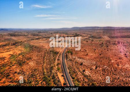 Singola ferrovia in terra rossa Outback a Broken Hill di far West NSW in Australia - paesaggio aereo. Foto Stock